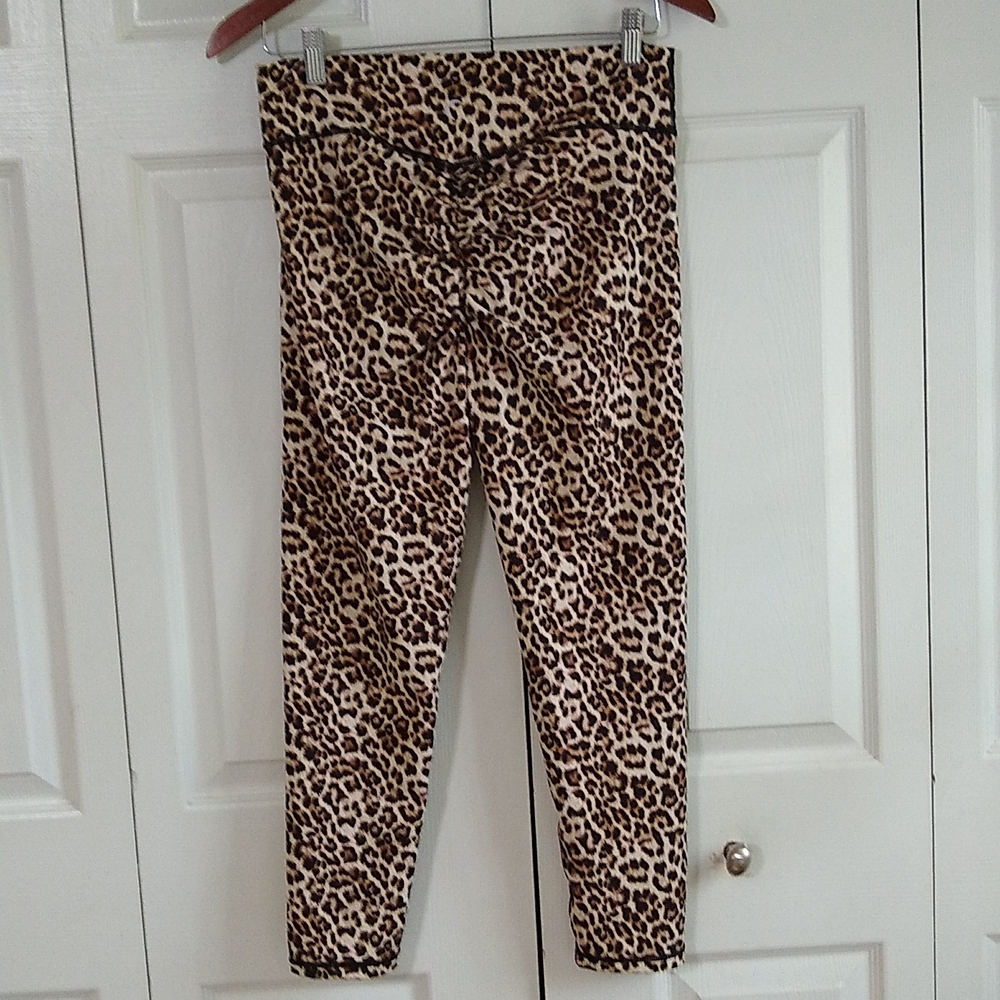 Zyia leapard print Scrunchy Hi rise 7/8 light and lux 24" 14 / 16 leggings - Picture 5 of 11